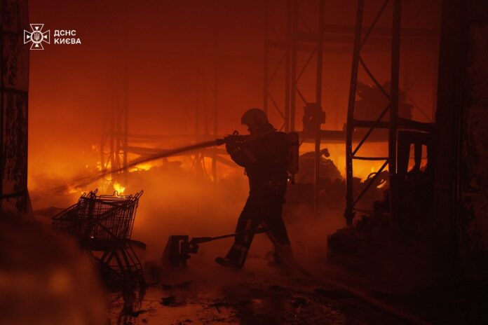 Атака дронів на Київ: троє поранених, масштабні пожежі