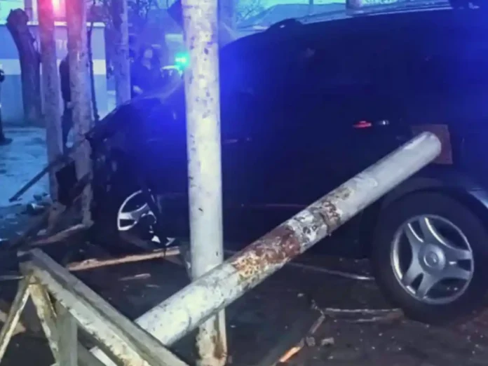 У Миколаєві автівка влетіла в зупинку: постраждала жінка