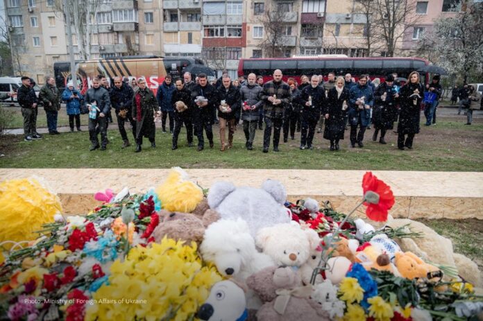 Іноземні дипломати вшанували пам’ять загиблих у Кривому Розі