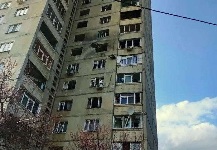 Російський дрон вдарив по житловому будинку в Харкові