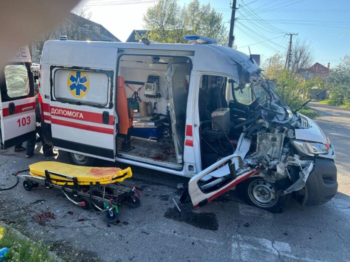 Російський дрон атакував карету «швидкої» у Херсоні