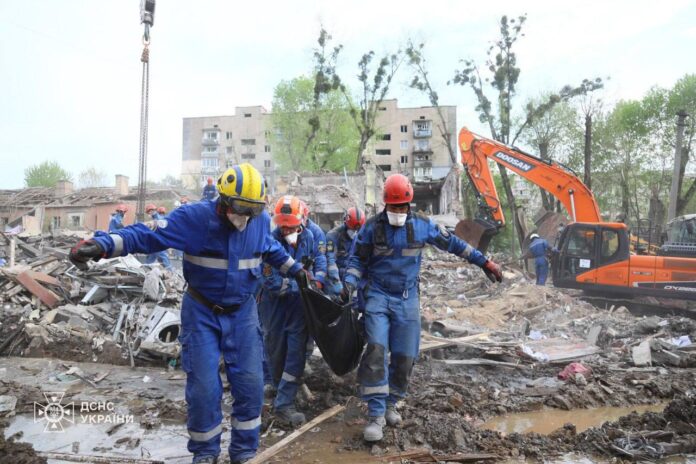 Збільшилась кількість загиблих у Києві через ракетний удар РФ: тривають рятувальні роботи