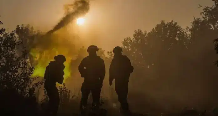 На низці напрямків Донеччини ворог намагається потіснити захисників України: від початку доби понад 70 бойових зіткнень - Генштаб