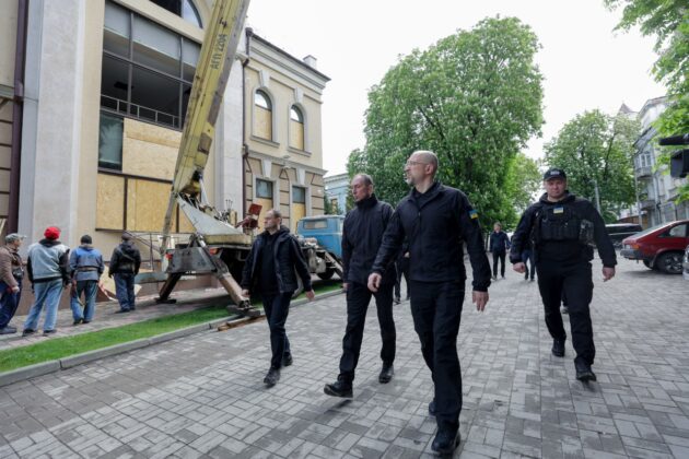 Шмигаль прибув до Сум: Уряд вшанував памʼять загиблих від ракетних ударів