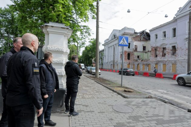 Шмигаль прибув до Сум: Уряд вшанував памʼять загиблих від ракетних ударів