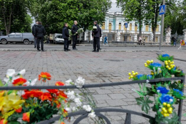 Шмигаль прибув до Сум: Уряд вшанував памʼять загиблих від ракетних ударів