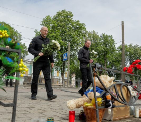 Шмигаль прибув до Сум: Уряд вшанував памʼять загиблих від ракетних ударів