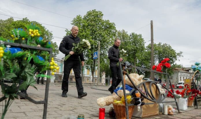 Шмигаль прибув до Сум: Уряд вшанував памʼять загиблих від ракетних ударів