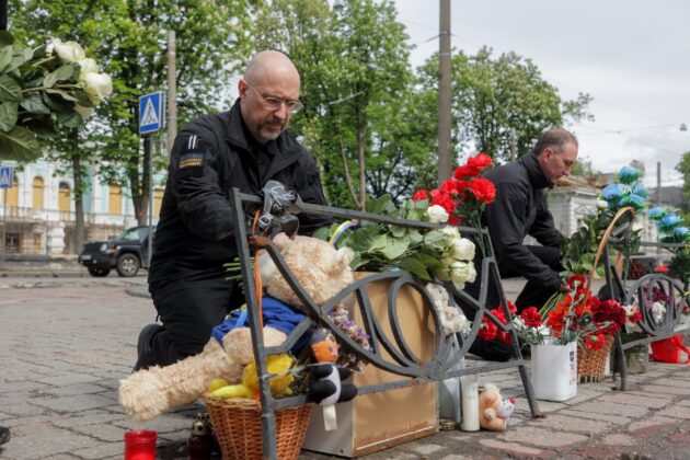 Шмигаль прибув до Сум: Уряд вшанував памʼять загиблих від ракетних ударів