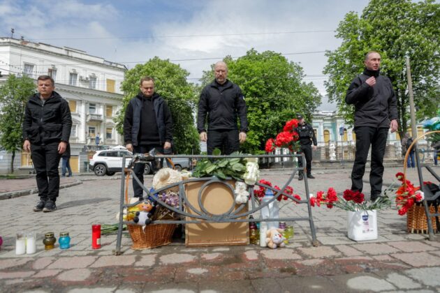 Шмигаль прибув до Сум: Уряд вшанував памʼять загиблих від ракетних ударів