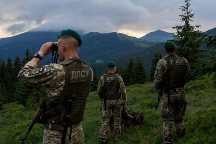Тіло невідомого чоловіка знайшли біля кордону на Закарпатті