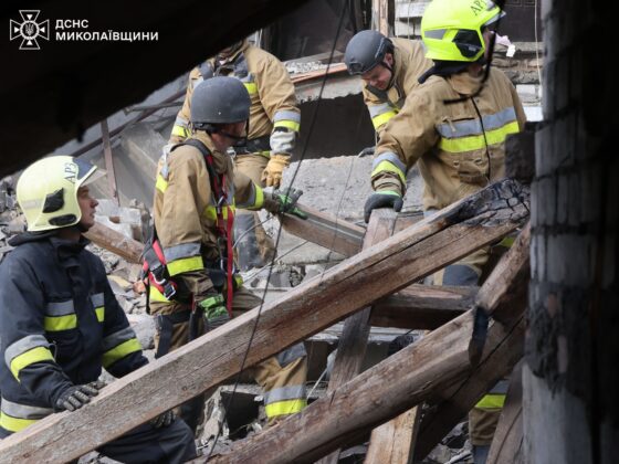 Атака на Миколаїв: дрон зруйнував п’ятиповерхівку, є жертви