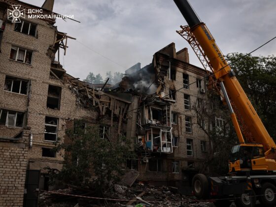 Атака на Миколаїв: дрон зруйнував п’ятиповерхівку, є жертви