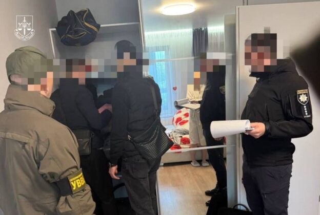Прикордонники та цивільні на Закарпатті переправляли чоловіків за кордон