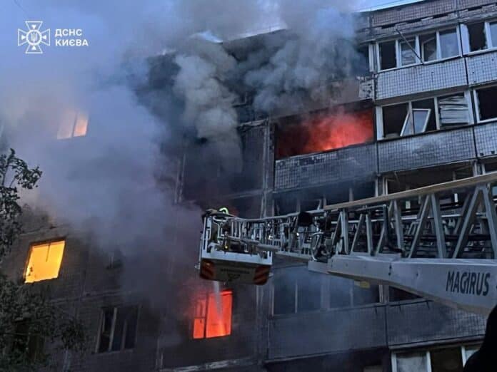 Наслідки нічної атаки у Києві: загиблі, постраждалі та пожежі