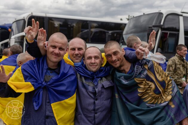 Завершено третій етап обміну полоненими: додому повернулись 303 захисники