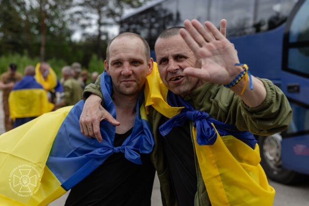 Завершено третій етап обміну полоненими: додому повернулись 303 захисники