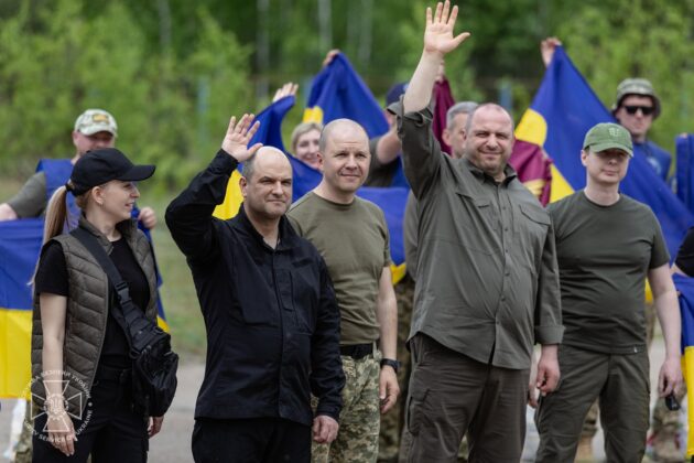 Завершено третій етап обміну полоненими: додому повернулись 303 захисники
