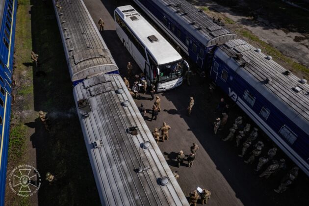 Завершено третій етап обміну полоненими: додому повернулись 303 захисники