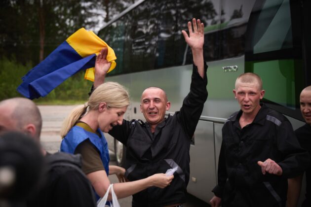 Завершено третій етап обміну полоненими: додому повернулись 303 захисники