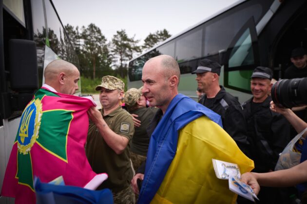 Завершено третій етап обміну полоненими: додому повернулись 303 захисники