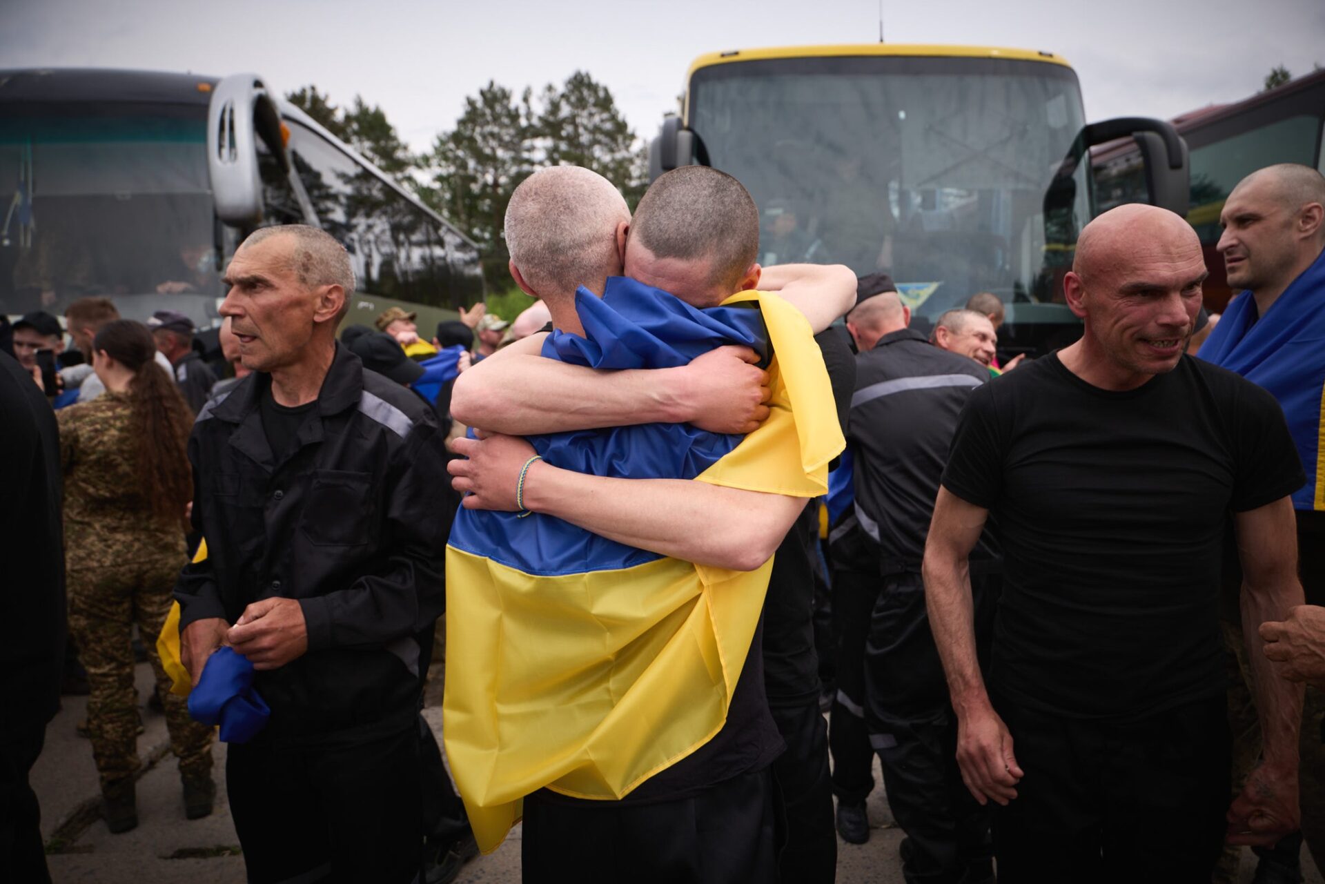 Завершено третій етап обміну полоненими: додому повернулись 303 захисники