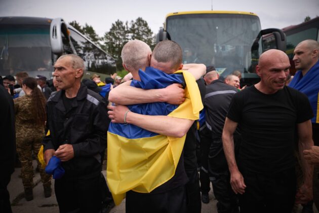 Завершено третій етап обміну полоненими: додому повернулись 303 захисники