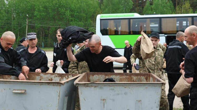 Завершено третій етап обміну полоненими: додому повернулись 303 захисники