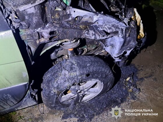 У Бердичеві вночі підпалили автівки, що належать військовим
