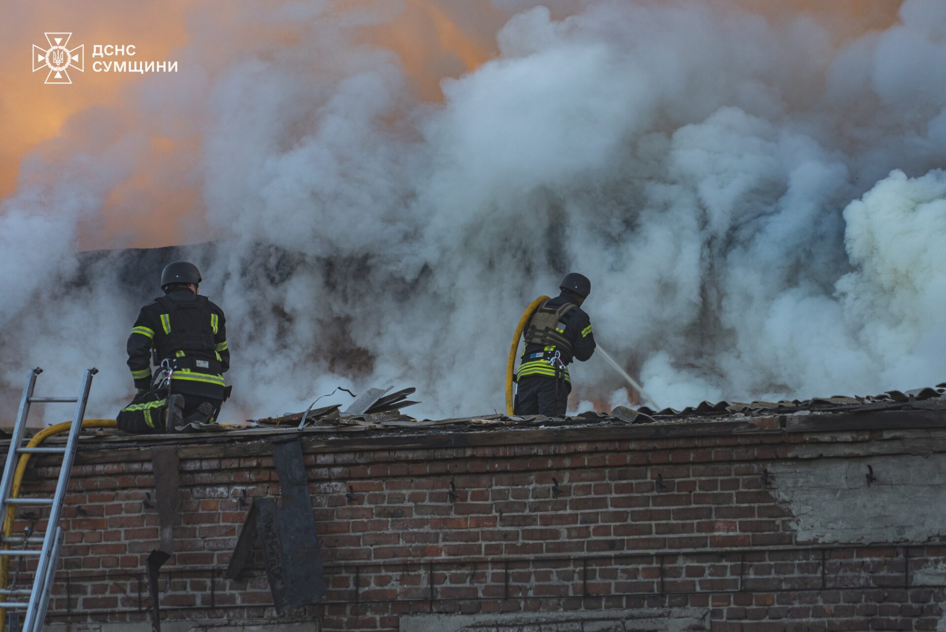 Масовані обстріли Сумщини: удари по підприємствах, є загиблі