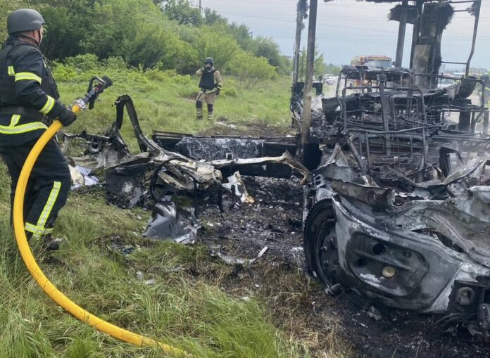 На Сумщині російський дрон атакував службовий автомобіль енергетиків
