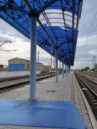 Росія атакувала залізницю на сході України: пошкоджені колії, вокзал і вагони