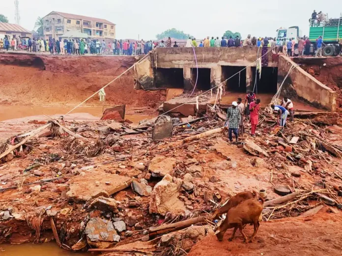 Моква у воді: масштабна повінь зруйнувала громади