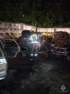 На росії у Калузі жінка спалила п’ять авто росгварді