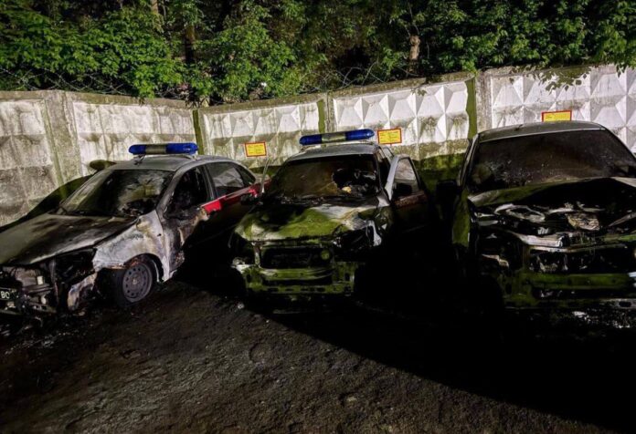 На росії у Калузі жінка спалила п’ять авто росгварді