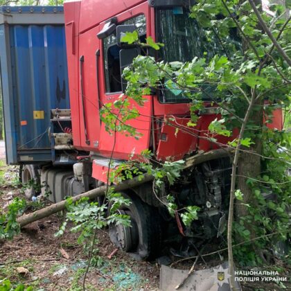 На Харківщині внаслідок ДТП загинули жінка і дитина, водій вчинив самогубство
