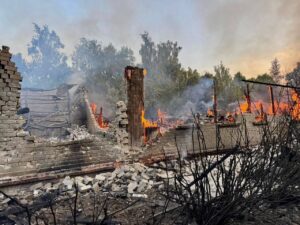 Атака на Чернігівщині: масштабна пожежа на підприємстві після удару рф