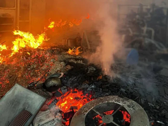 Атака на Чернігівщині: масштабна пожежа на підприємстві після удару рф