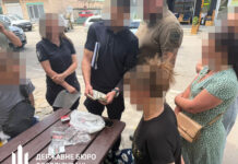 Викрито посадовця, який заробляв на втечі чоловіків за кордон