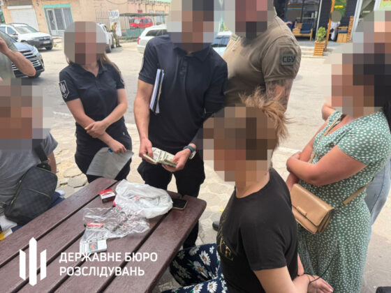 Викрито посадовця, який заробляв на втечі чоловіків за кордон