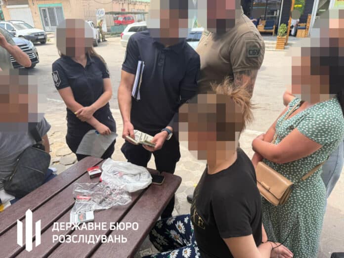 Викрито посадовця, який заробляв на втечі чоловіків за кордон