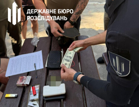 Викрито посадовця, який заробляв на втечі чоловіків за кордон