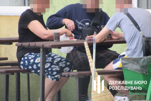 Викрито посадовця, який заробляв на втечі чоловіків за кордон