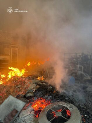 Атака на Чернігівщині: масштабна пожежа на підприємстві після удару рф