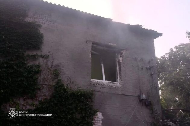 Двічі вдарили по рятувальниках: росія обстріляла Нікополь
