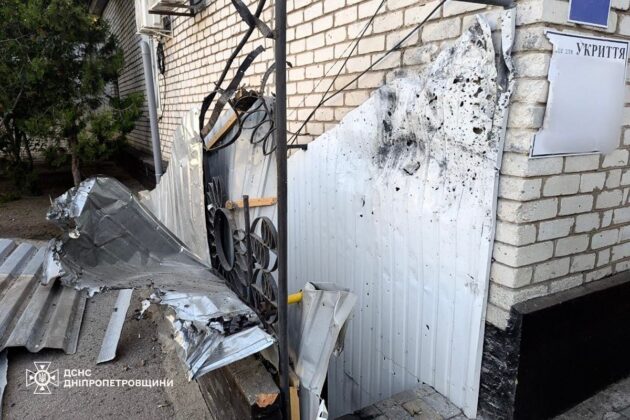 Двічі вдарили по рятувальниках: росія обстріляла Нікополь