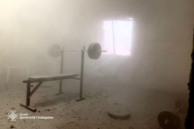 Двічі вдарили по рятувальниках: росія обстріляла Нікополь