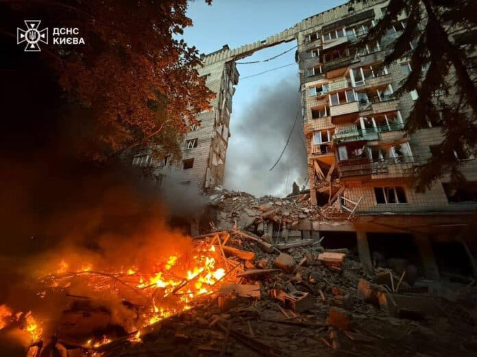 Київ: росіяни били по багатоповерхівкам, понад 100 постраждалих