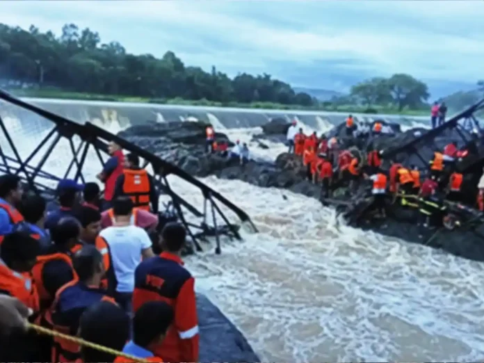 В Індії обвалився міст із туристами: щонайменше четверо загиблих