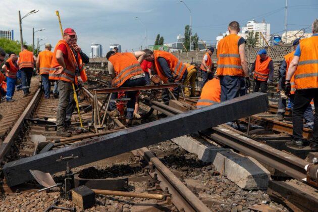 Під час атаки росіяни пошкодили лінії метро у Києві